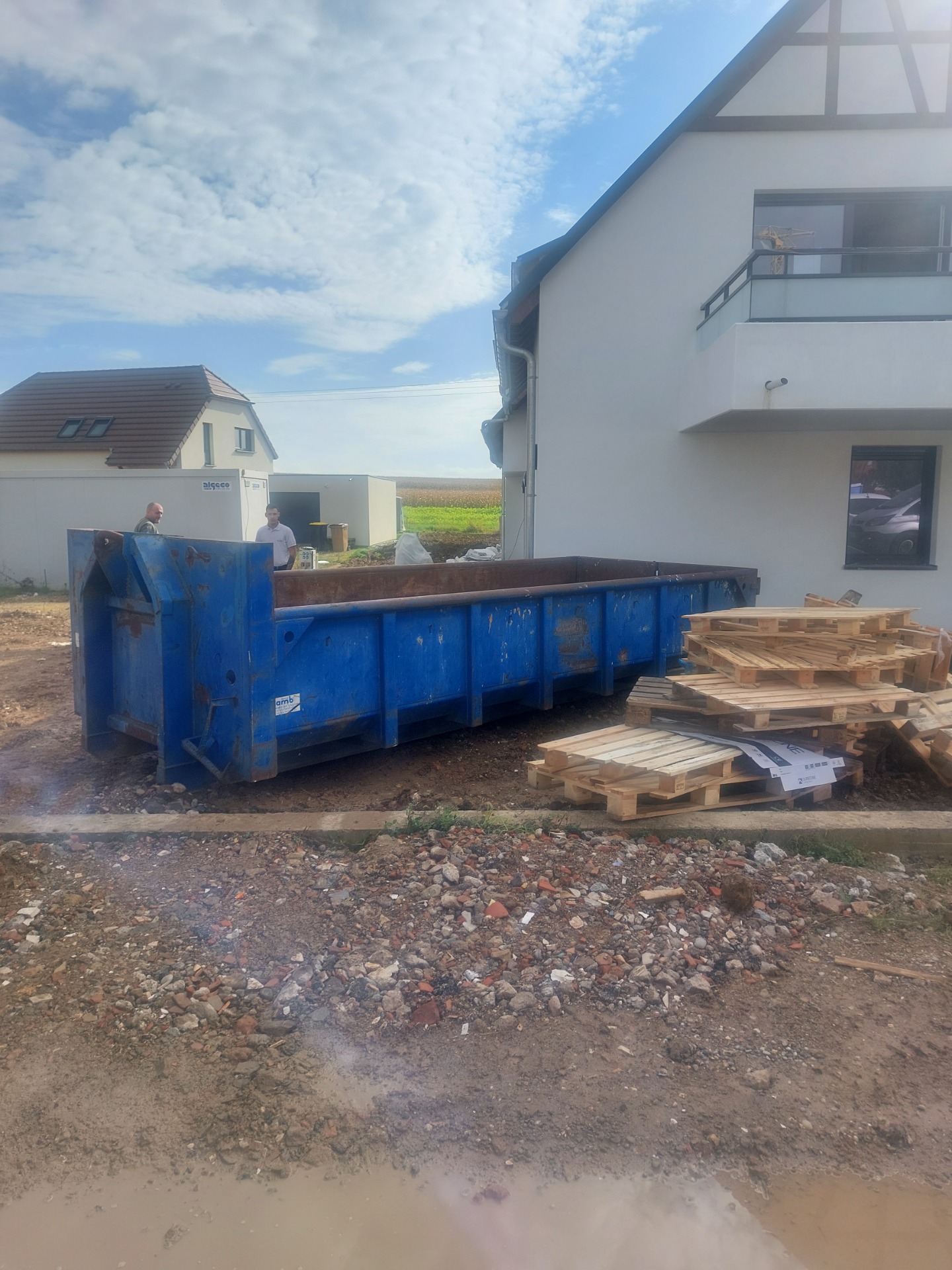 Location benne  alsace chez vous ou à la maison avec Location benne grand est votre loueur de benne à Strasbourg en alsace dans le bas rhin, services de proximité et une assurance d'un service parfait .