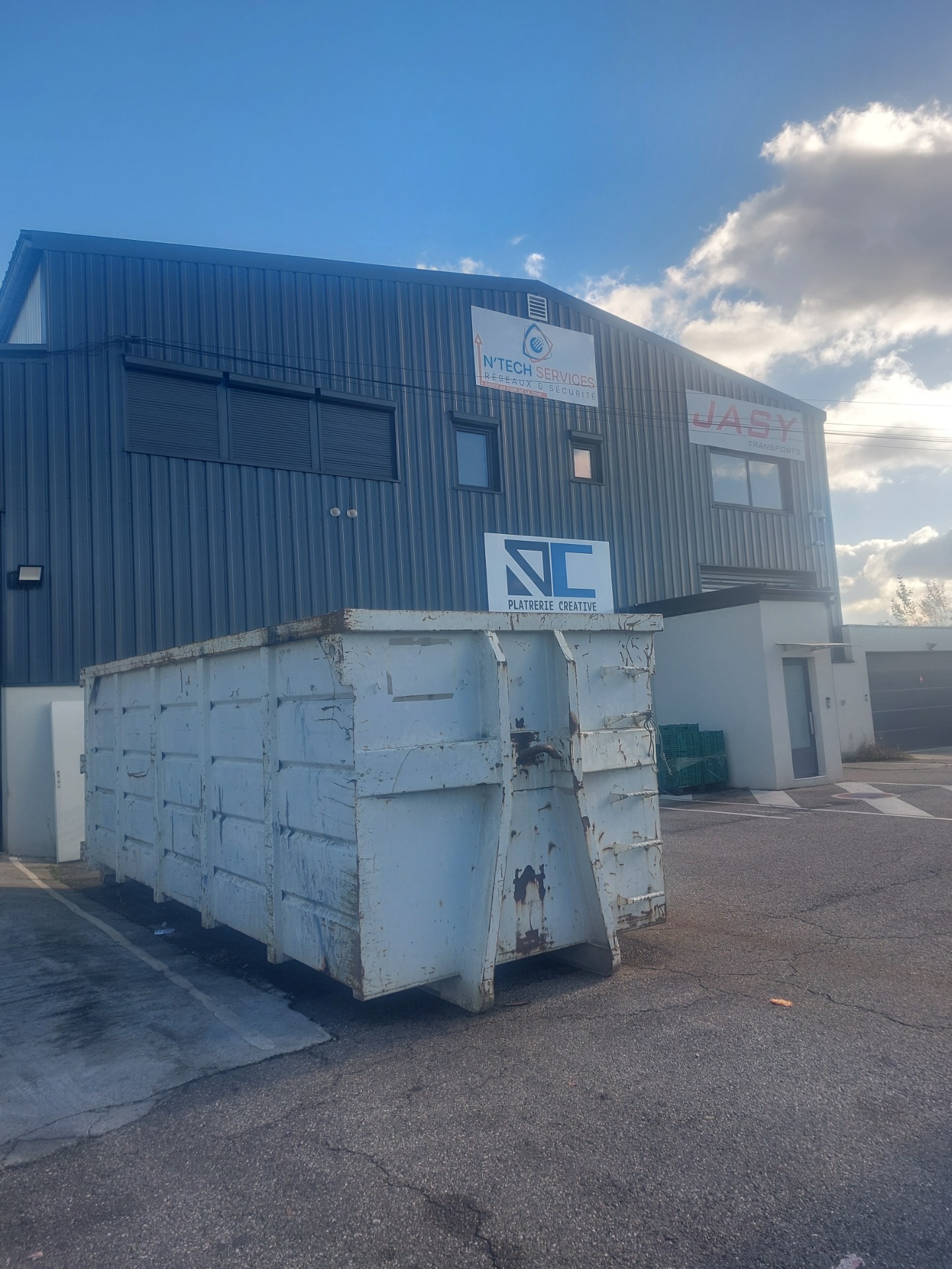 location benne  tarif 2026 en alsace pour le traitement de vos dechets , la location benne pour particulers et pros, devis et deplacement gratuit , dispose de benne de 3m3, 5m3, 8m3, 10m3, 15m3, 20m3, 30m3, 40m3, dechets dib, bois, gravats, demolition, dechets verts, sable, terre, ferrailles sur simple appel chez ad services nous intervenons tel 0678755917