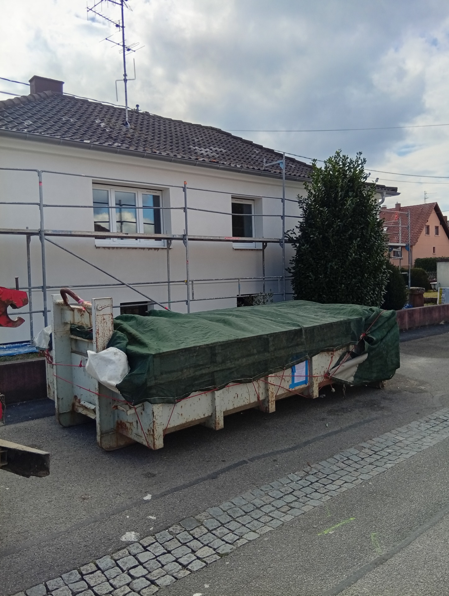 t pros, devis et deplacement gratuit , dispose de benne de 3m3, 5m3, 8m3, 10m3, 15m3, 20m3, 30m3, 40m3, dechets dib, bois, gravats, demolition, dechets verts, sable, terre, ferrailles sur simple appel chez ad services nous intervenons tel 0678755917