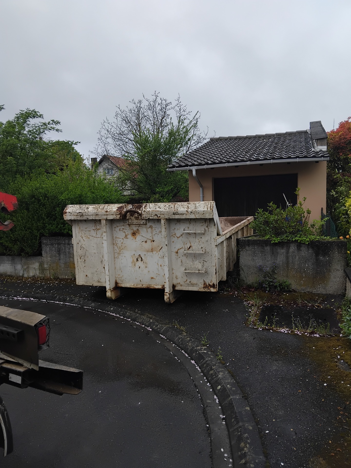 Ad services grand est  location benne en Alsace,  Strasbourg, molsheim, haguenau, saverne, lauterbourg, seltz, selestat, brumath, schiltigheim, epfig, dettwiller,  hochphelden, mommenheim et village alsacien pour une location de benne de proximité ad service votre artisan du coin. 